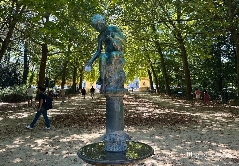 Fountain in Brussels Park under green trees