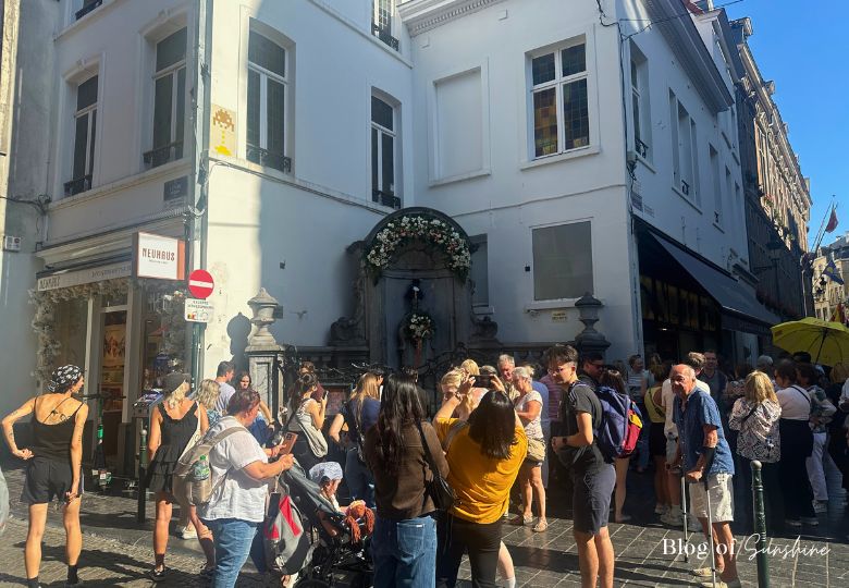 Tourists crowding around Manneken Pis statue in Brussels