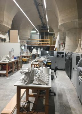 3D printed models and architectural elements of the Sagrada Família in a design lab